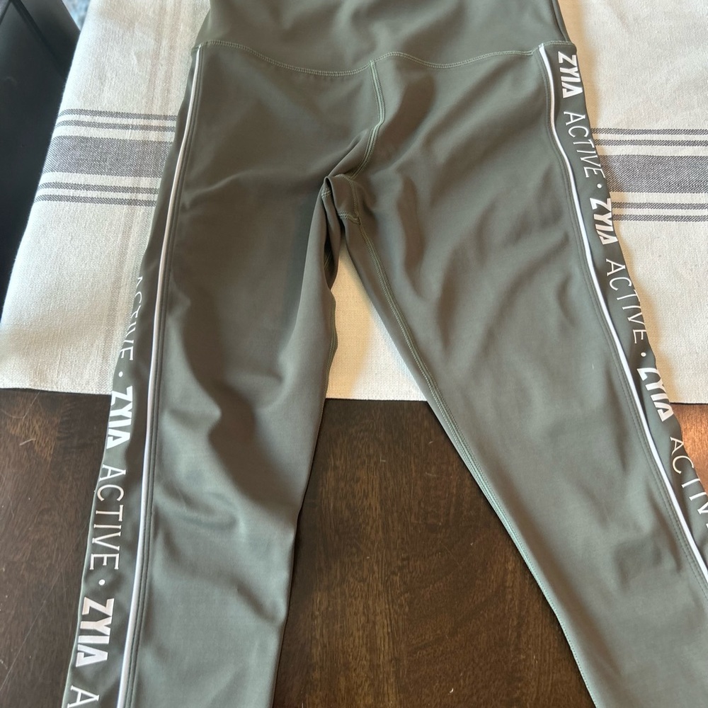 Zyia Logo Capri leggings